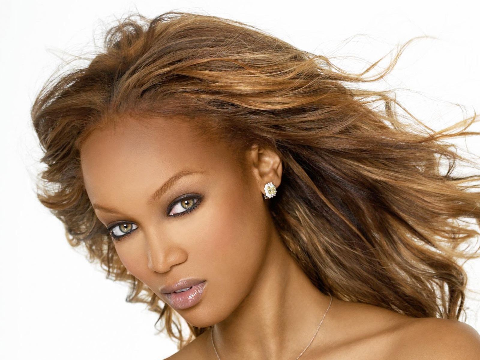 wallpaper-una-foto-in-primo-piano-dell-affascinante-modella-e-attrice-tyra-banks-128904