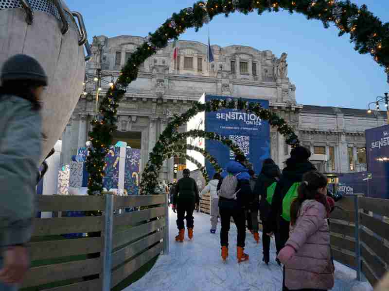 pista pattinaggio stazione centrale 2023