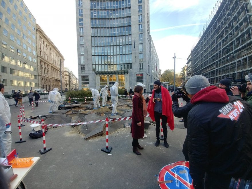 Dinosauro a Milano fa a pezzi Via Turati
