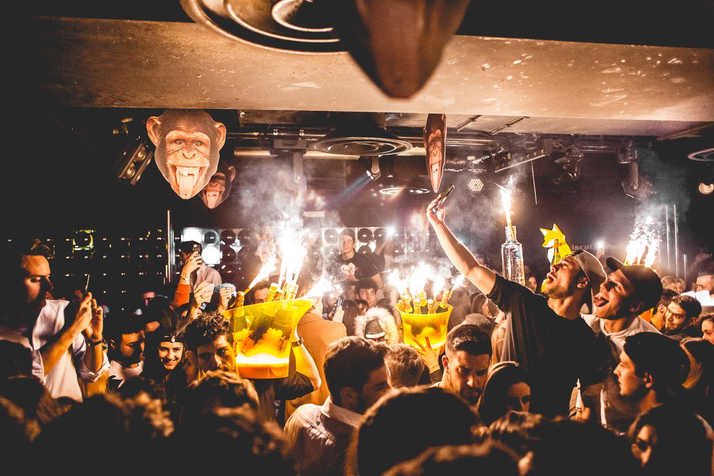 Feste in discoteca con la musica anni '90: serata all' Hollywood di Milano