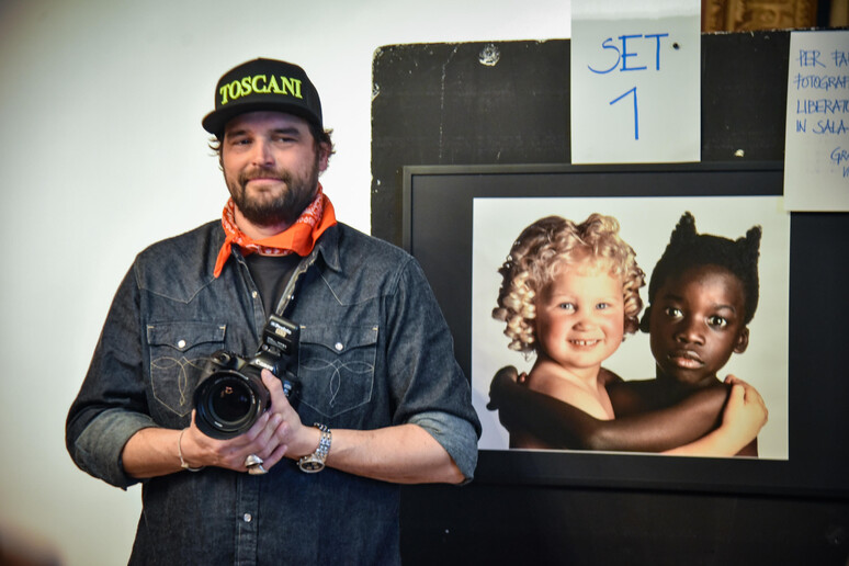 "Oliviero Toscani: Come Milano ricorda il Maestro della Fotografia"